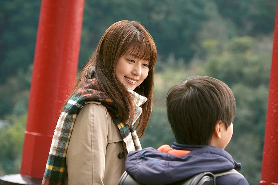 아이를 보며 웃고 있는 여성의 모습