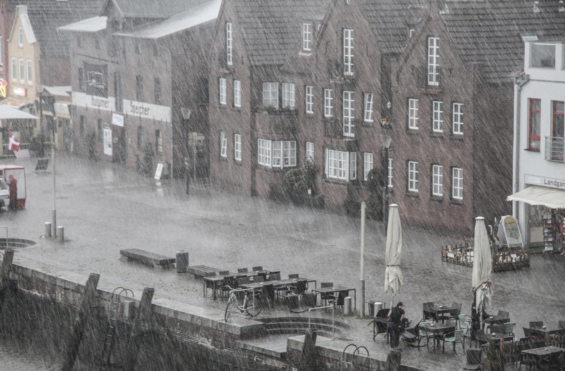 여름철 집안 습기를 보여주는 이미지