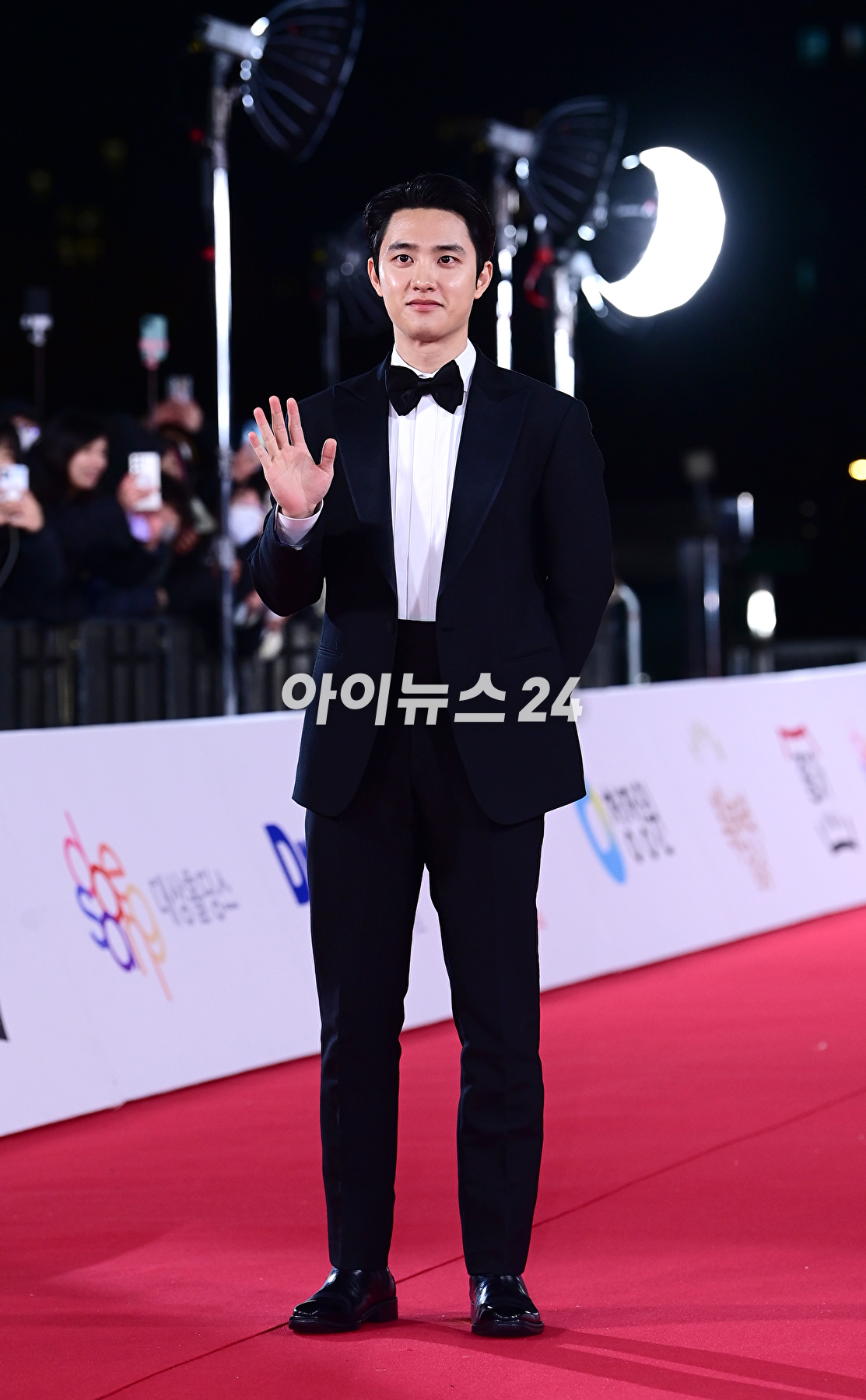 배우 도경수가 24일 오후 서울 영등포구 여의도 KBS홀에서 진행된 제44회 청룡영화상 레드카펫 행사에 참석하고 있다. [사진=정소희 기자]