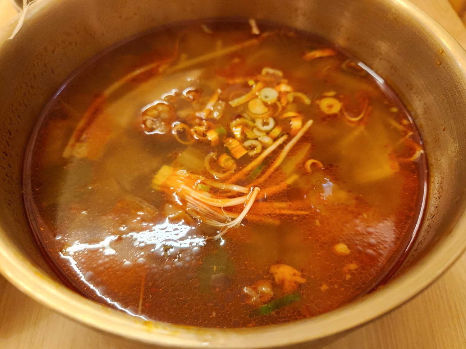 소고기 국이 황동 그릇에 담겨 있다