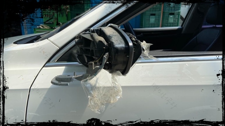 주차 중 기둥에 부딪혀 커버 깜박이 파손