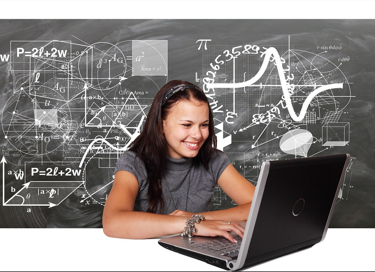 인터넷 강의를 보며 수학 공부하는 사진