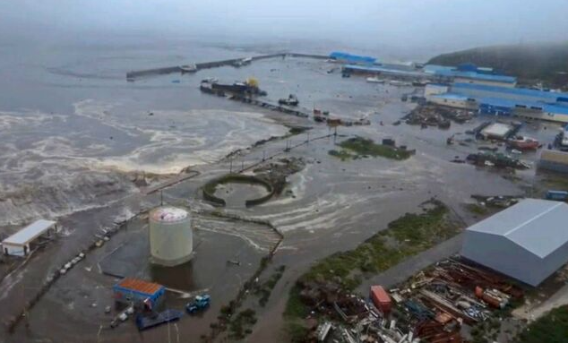 일본 쓰나미 경보 발령 및 해안 피해