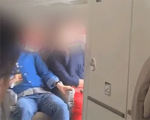 비행 중 탑승구 강제 개방한 30대 남성 긴급 체포