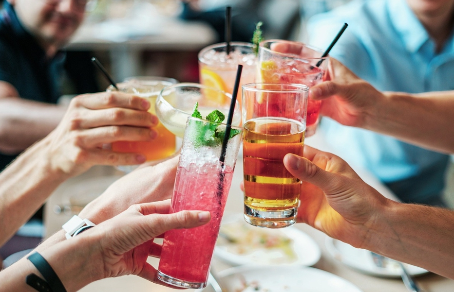 음료수를 마시는 모습-사진