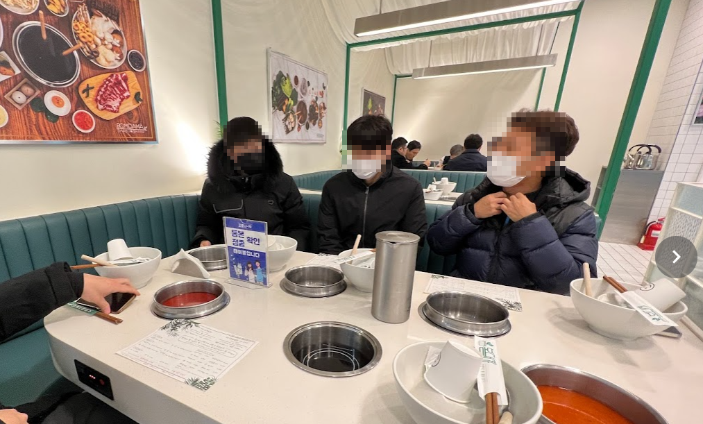 4인-모임하는-모습