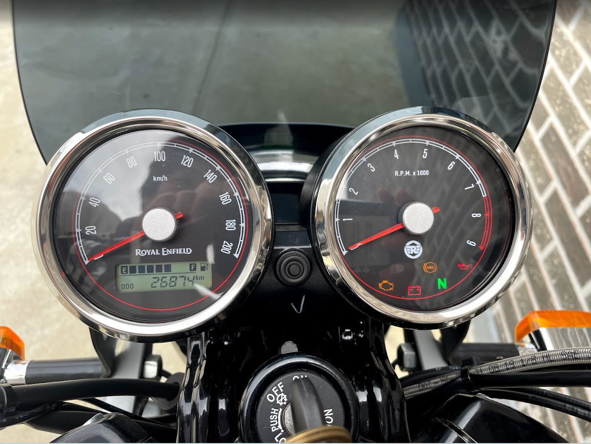 로얄앤필드 오토바이 계기판 사진