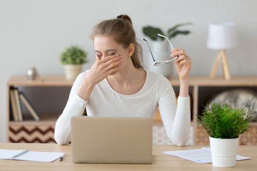 피곤해서 눈을 만지고 있는 여자