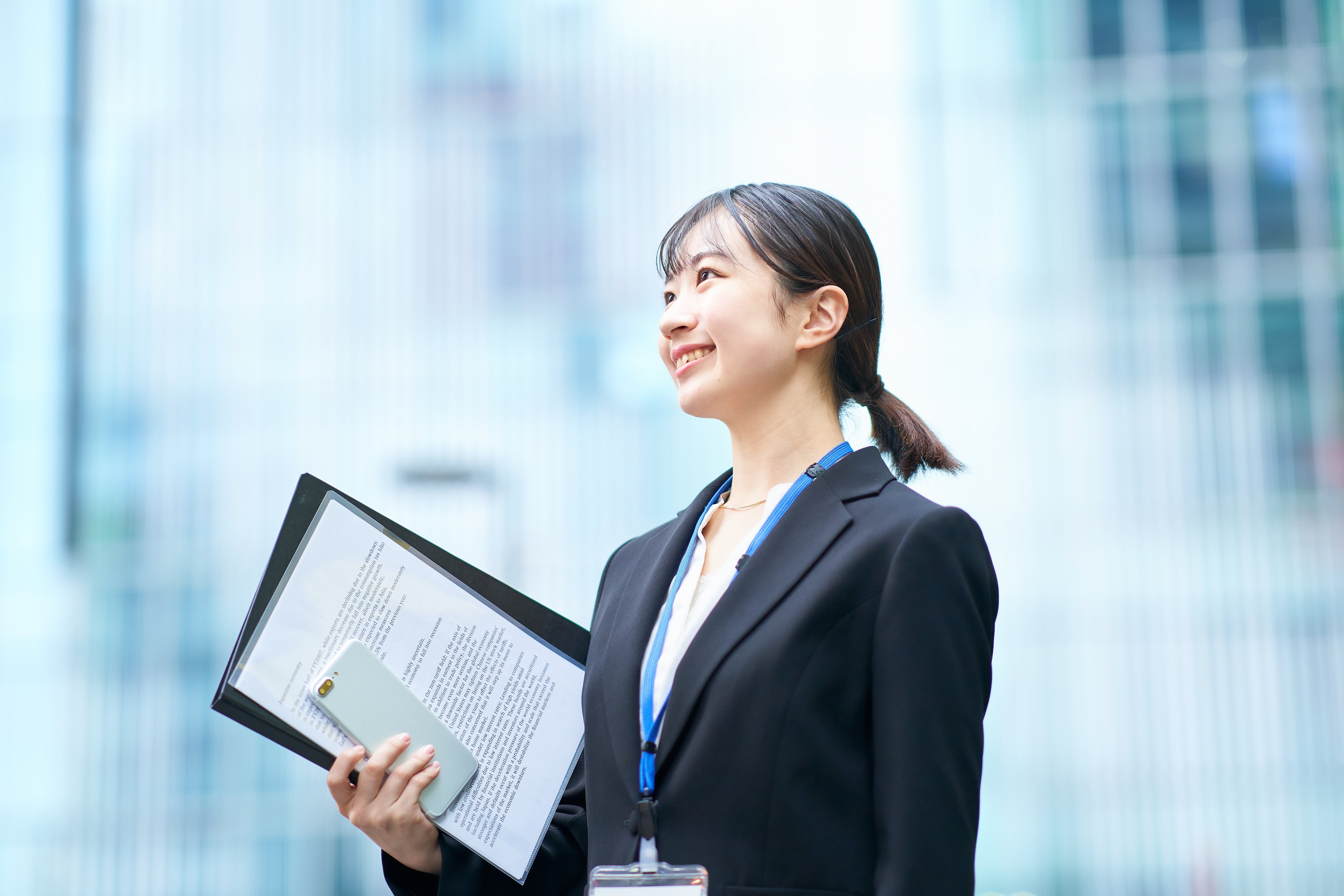 청년 정규직으로 채용되어 출근 중인 여성 근로자의 밝은 모습