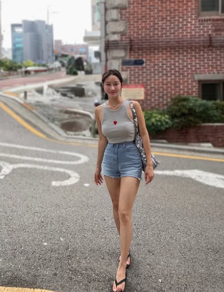 한그루, 쌍둥이 엄마 맞아? 민소매+숏팬츠로 완벽 몸매 과시! 이혼 후 더 빛나는 근황 화제!
