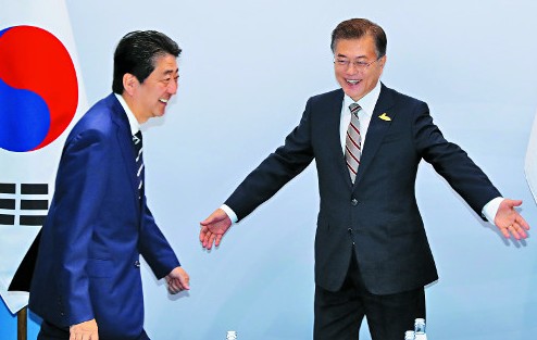 문재인 대통령과 아베 신조의 사진입니다.