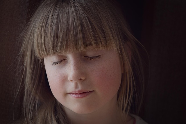 평온하게 자는 아이 이미지