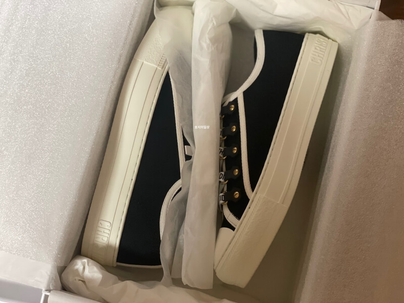 디올(DIOR) 워크앤디올 스니커즈 - 박스에 담긴 모습