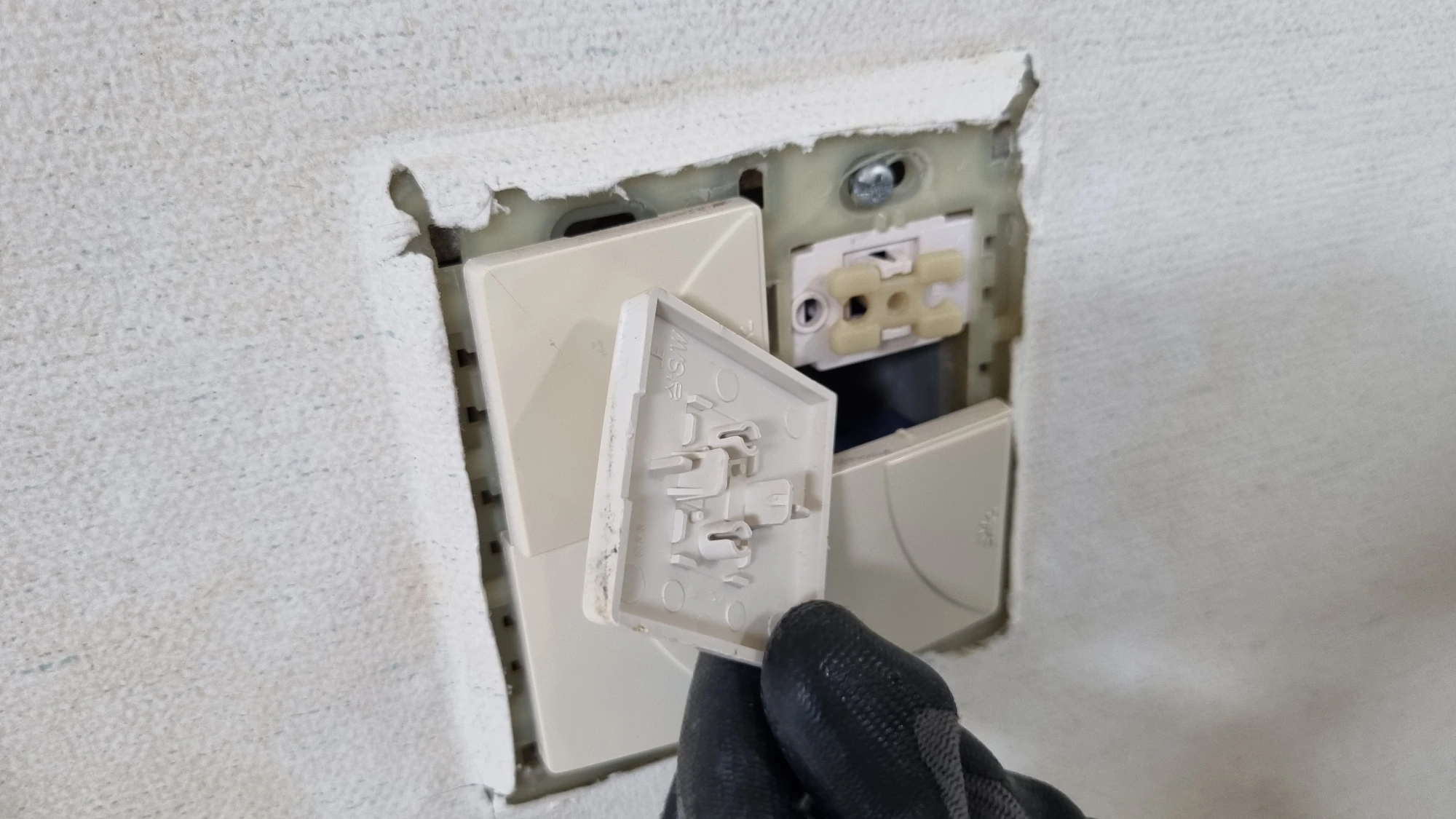 스위치 고정 볼트 위치