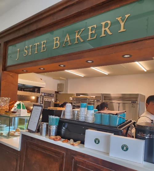 제이사이트 카운터 전경과 직원들 작업 모습