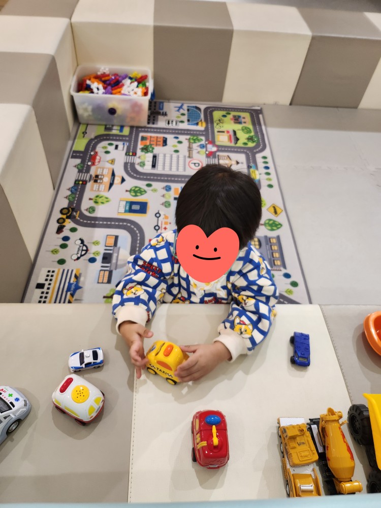 자동차 놀이를 하는 아이