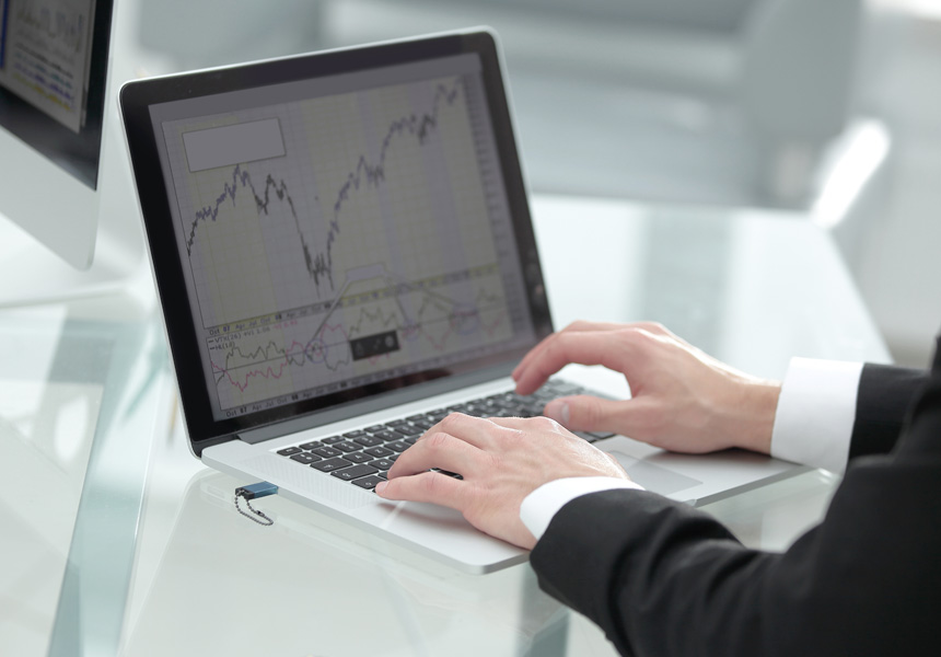 투자자가 노트북으로 해외 금 ETF를 확인하는 모습