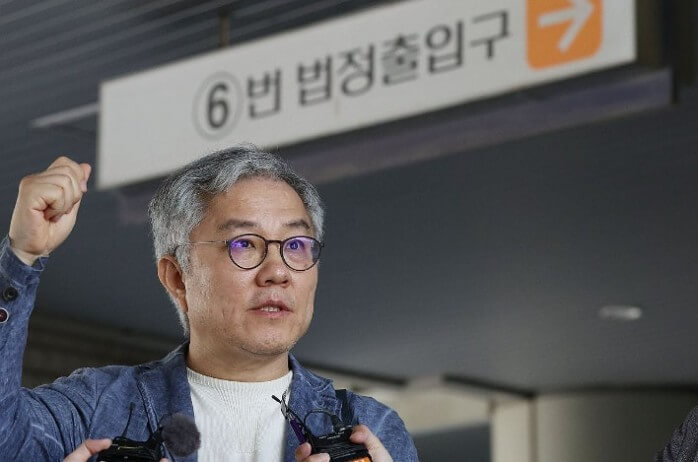 최강욱 전 의원이 기자 회견하는 모습