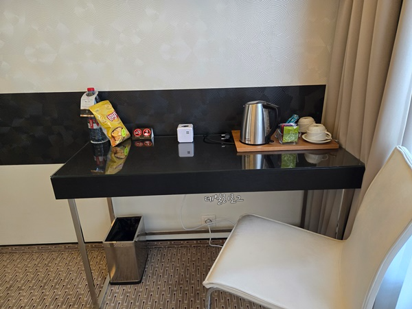 트윈룸_테이블과 의자