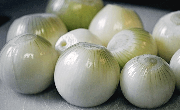 껍질을 모두 깐 양파들이 10개 넘게 있다. 표면은 푸른 빛이 있는 하얀색이고 알맹이는 동그랗고 크다.