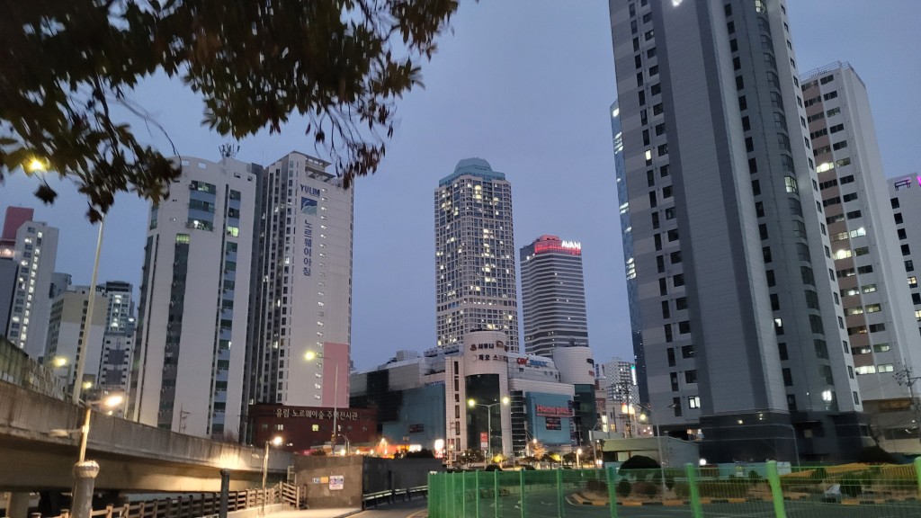 멀리에서 바라본 AVANI 센트럴 부산 전경