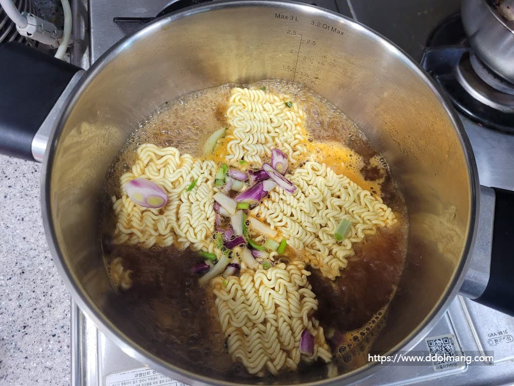 라면에 양파싹을 넣고 끓이는 모습
