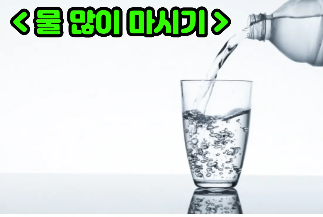물병에서 유리컵에 물을 붓는 사진