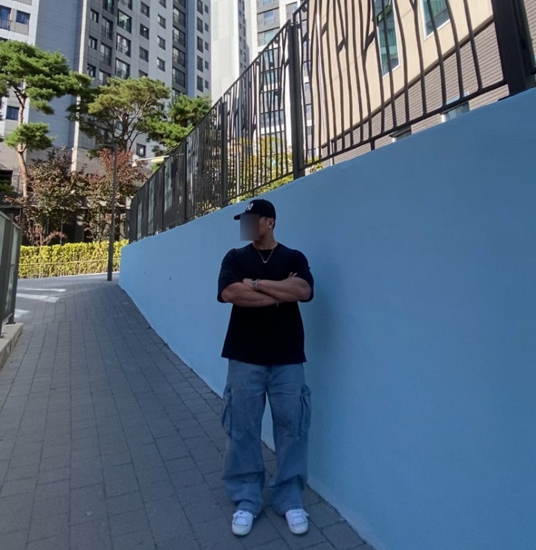 데일리룩('26. 10. 1.)엠엘비 뉴에라 MLB NY Q핏 언스트럭쳐 볼캡, 어커버 티셔츠, 무신사스탠다드 와이드 카고 데님 팬츠, 나이키 블레이저 미드 77 점보, 타티아나