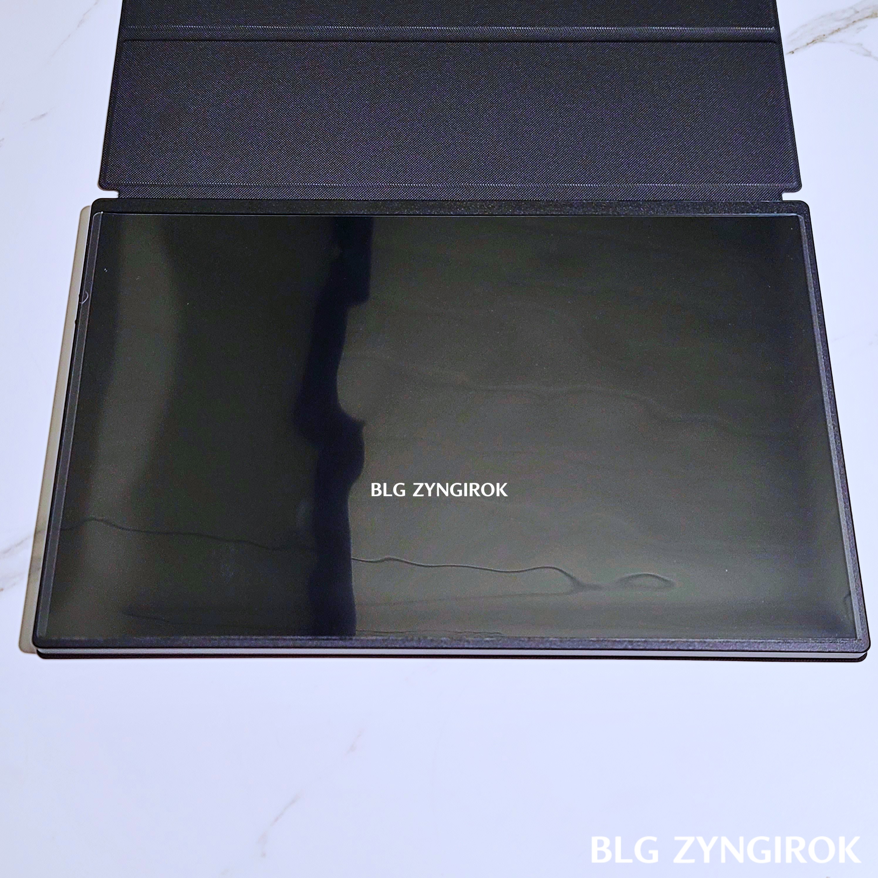 액정 보호 필름이 붙어있는 카멜 휴대용 모니터이다.