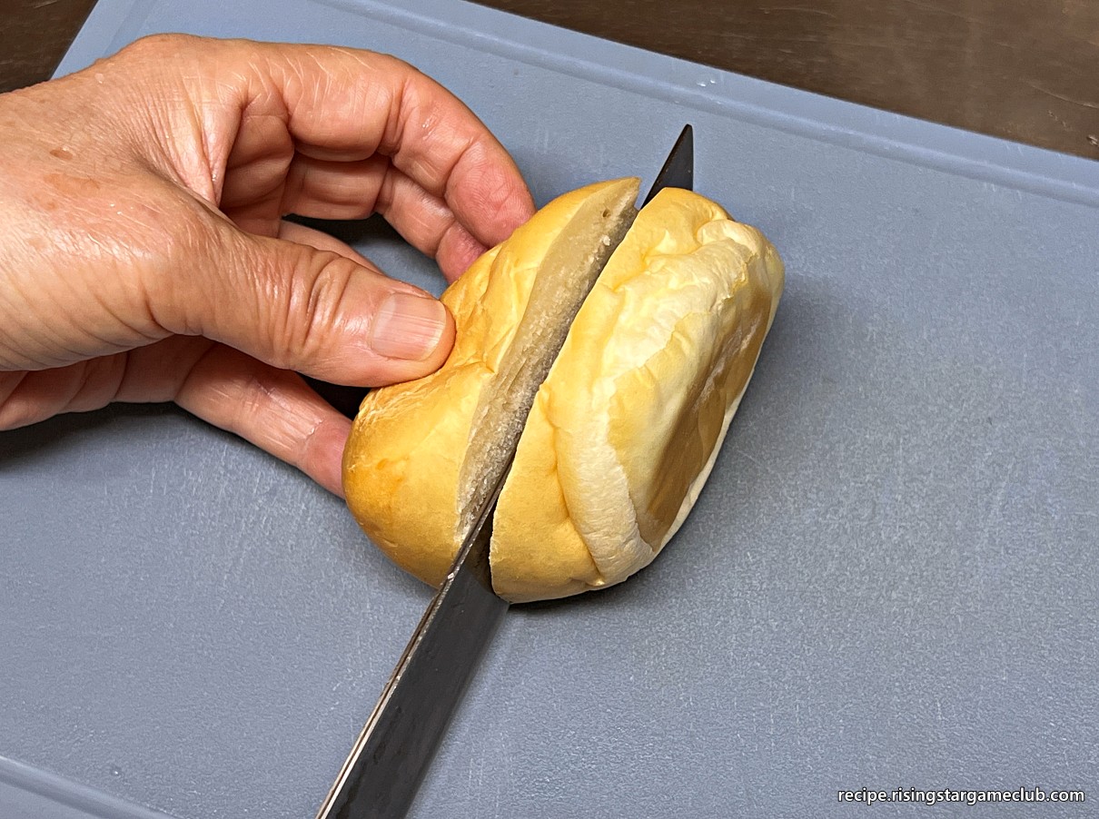 샐러드 빵 (사라다 빵)을 만들기 위해 모닝빵을 반으로 자르는 사진