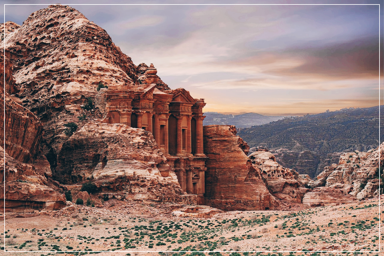 황량한 사막에 세워진 기적적인 페트라 유적