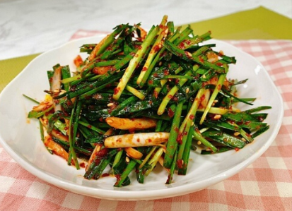 부추향을 살려 요리한 부추겉절이 완성 모습