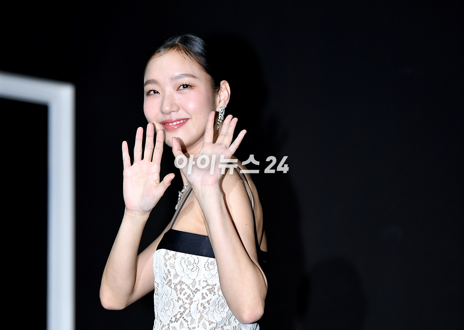 배우 김고은이 27일 오후 서울 광진구 파이팩토리 스튜디오에서 열린 트위드 샤넬 주얼리 행사에서 포토타임을 갖고 있다. [사진=곽영래 기자]