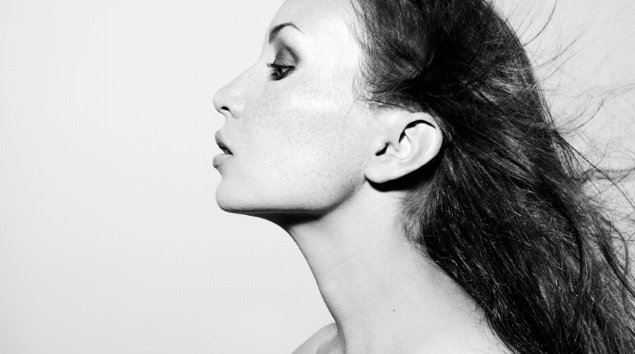 귀가 가려운 이유를 확인하고 있는 여성