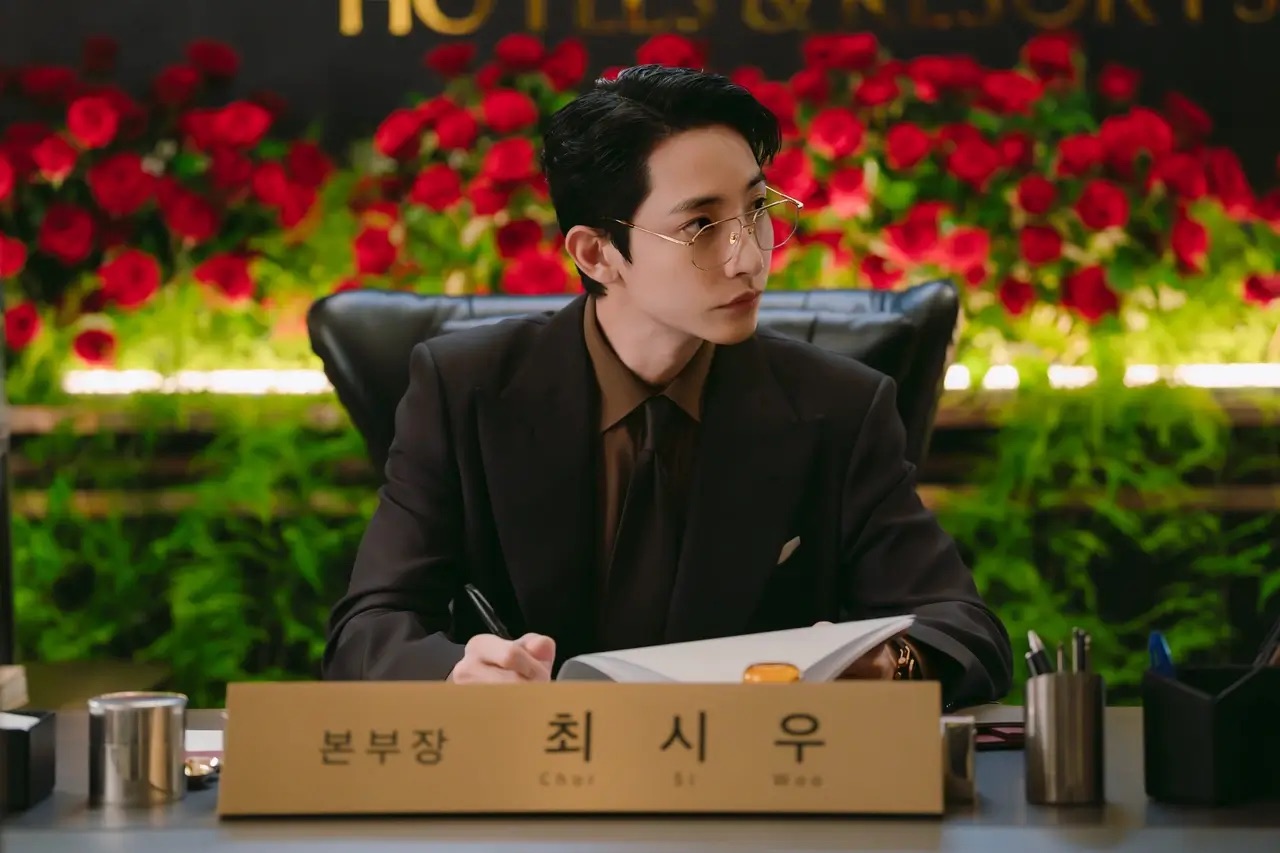 월간남친 속 서미래의 가상 데이트 주인공인 웹툰 남주 최시우역의 이수혁 배우