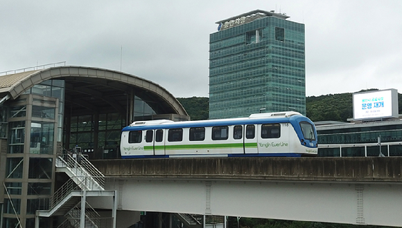 18일 오전 7시 57분 용인경전철 기흥~삼가역 구간에서 신호시스템 장애 발생으로 열차 운행이 중단됐다. 사진은 용인경전철 운행 모습. [사진=뉴시스]