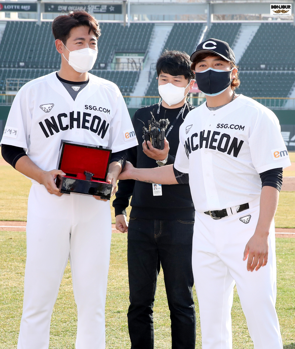 SSG 랜더스 추신수가 등번호 17번을 양보한 이태양에게 명품 시계를 선물하는 모습