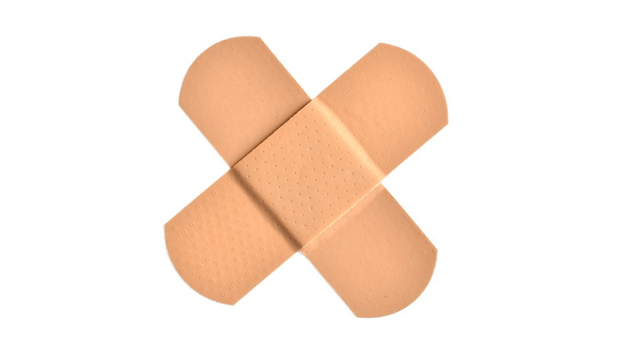 멍이 잘 드는 이유로 반창고를 붙이고 있다