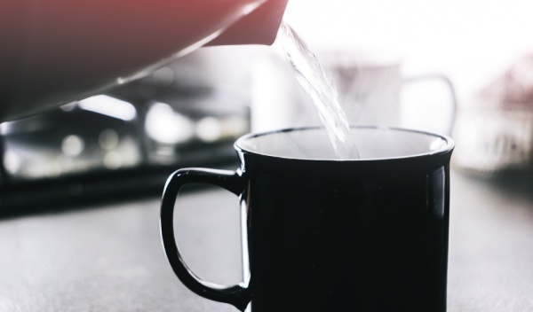 컵에담겨지는-물