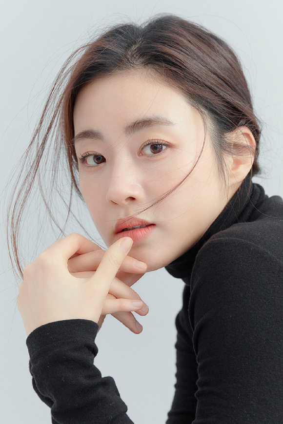 배우 강소라가 ENA 드라마 &#39;남이 될 수 있을까&#39; 종영 인터뷰에 앞서 포즈를 취하고 있다. [사진= 플럼에이앤씨]