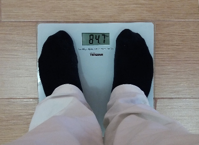 체중계에 올라가 있는 모습
