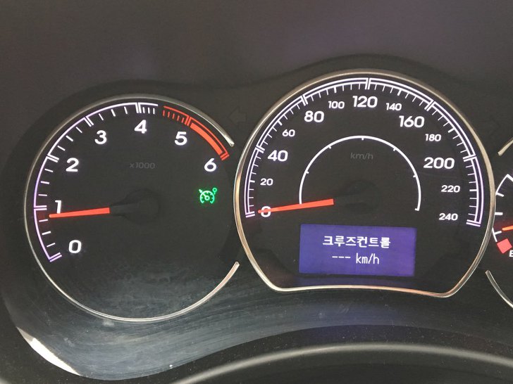 계기판에 크루즈 컨트롤 대기 상태 표시.