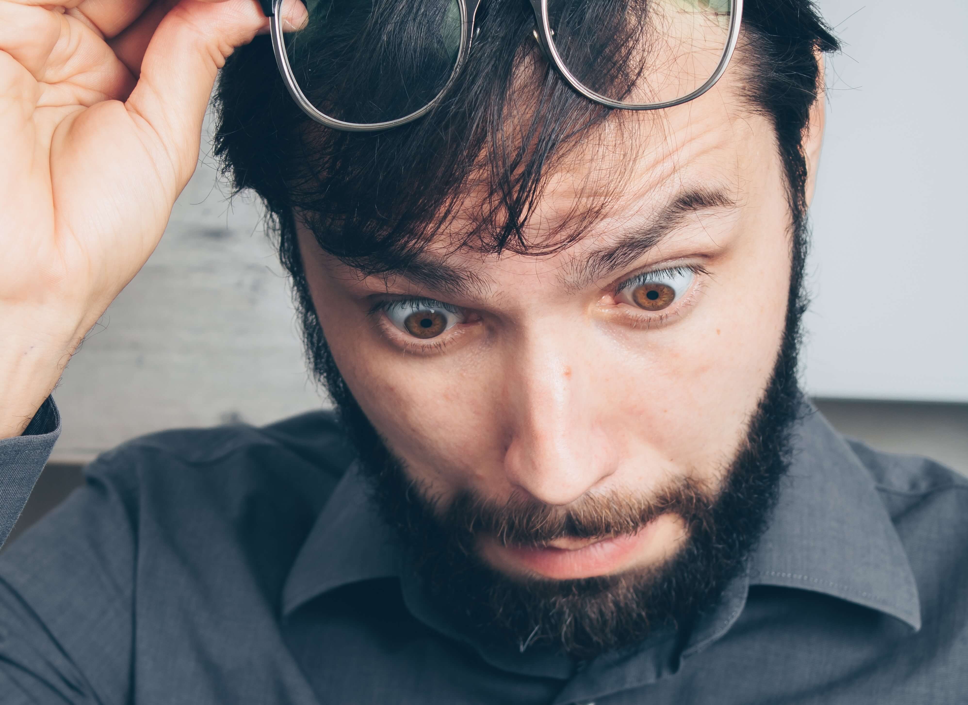 신용카드명세서를 보고 눈이커진 남자