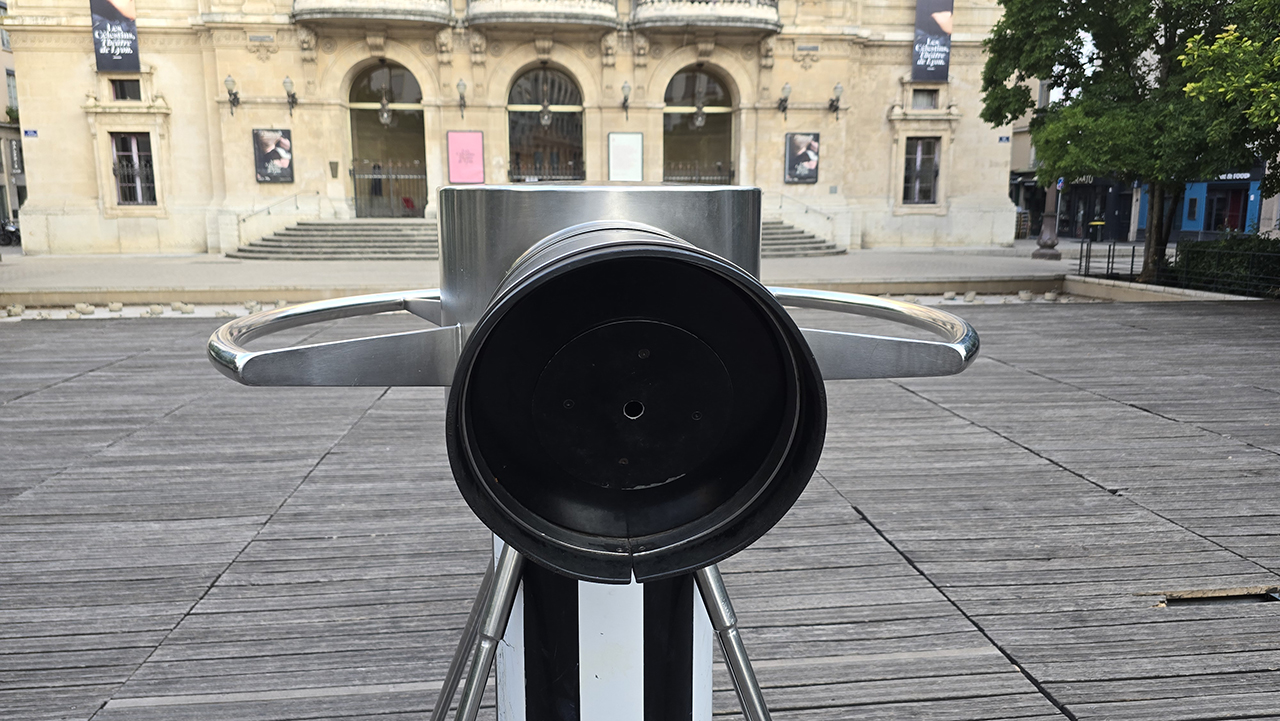 &quot;Sens Dessus-Dessous&quot; de Daniel Buren