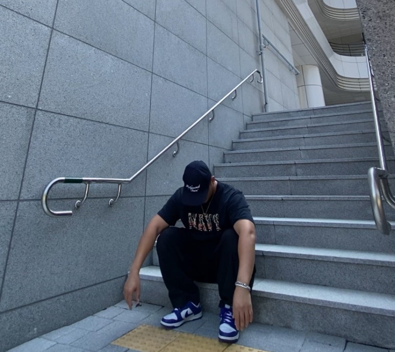데일리룩('26. 9. 27.)에페 빈티지 할리우드 스타 볼캡, 엔티엠티 카모 티셔츠, 나이키 클럽 벌룬팬츠, 나이키 덩크로우 레트로 콩코드, 제이엔드, 타티아나, 써지컬스틸액세서리