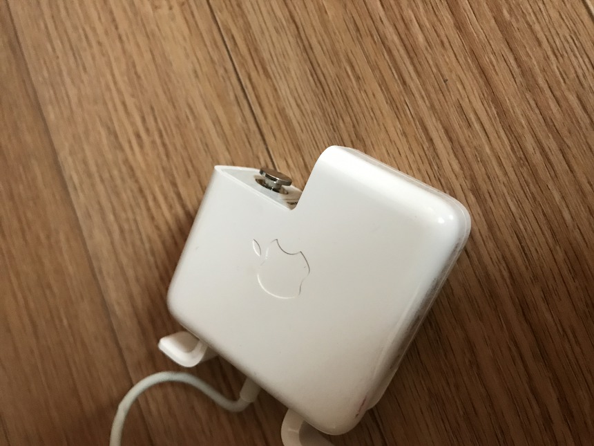 맥북에 전기 흐를 때 해결 방법1