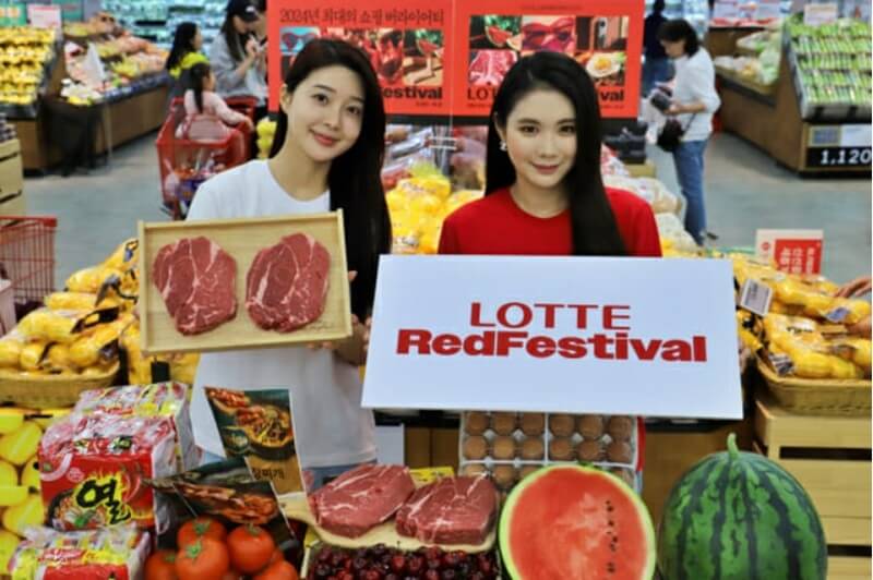 롯데마트-행사장에서-홍보하는-레드-페스티벌