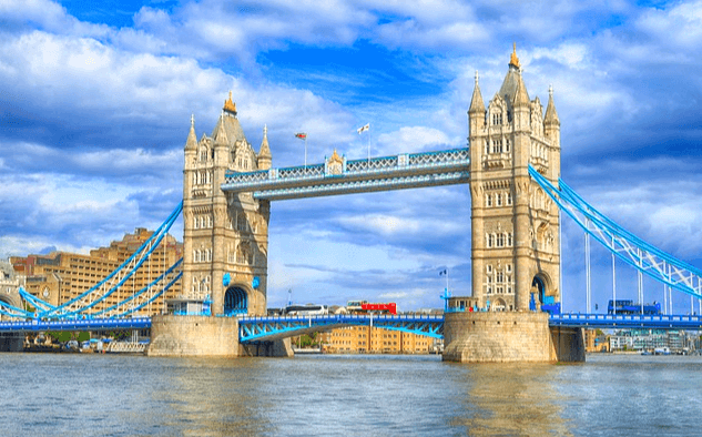 런던 템즈강에 튼튼한 다리가 놓여있다. 큰 기둥 2개가 세워졌고 하늘색 철재로 만든 다리가 놓였다.