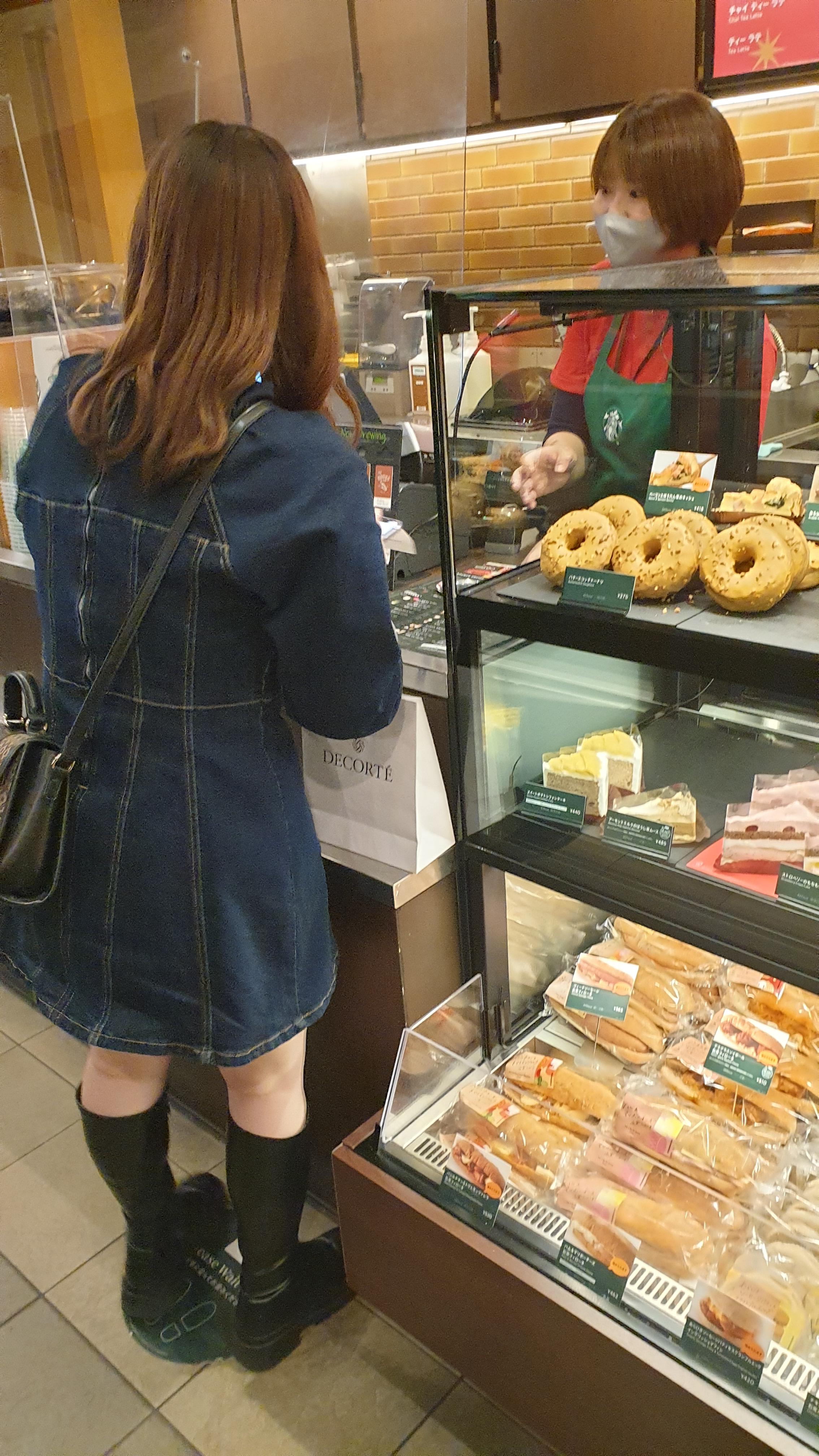 텐진역 지하상가 스타벅스에서 주문하는 청년