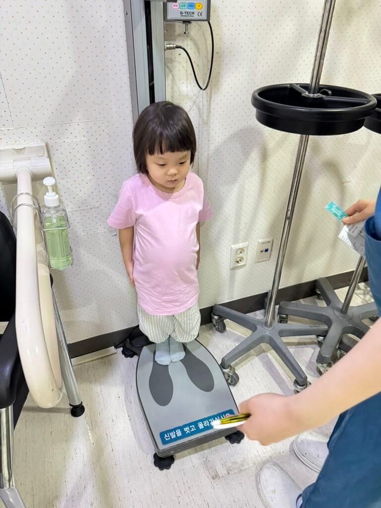 몸무게와 키를 재는 아이